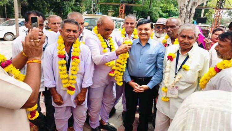 NEWS: मुख्यमंत्री तीर्थ दर्शन योजना, 175 यात्री नीमच से हरिद्वार के लिए रवाना, रेलवे स्टेशन पर कलेक्टर जैन ने किया स्वागत, पढ़े खबर