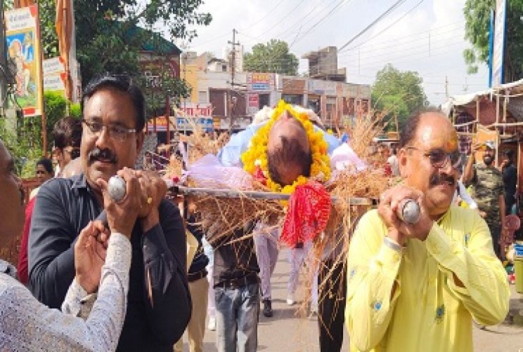 BREAKING NEWS: इंद्रदेव को मनाने का अनूठा तरीका, गधों को खिलाएं गुलाब जामुन, फिर निकाली शवयात्रा, अचानक उठ गया अर्थी पर लेटा आदमी, मामला मंदसौर का, पढ़े खबर