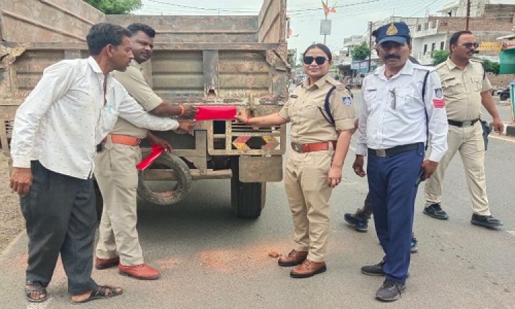 NEWS: दुर्घटनाओं को रोकने के लिए नीमच पुलिस के प्रयास, मनासा क्षेत्र में भारी वाहनों को रोका, फिर लगाई ये हाईटैक रेडियम, पढ़े खबर