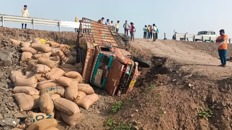 BIG NEWS: नेशनल हाईवे पर भीषण सड़क हादसा, उपज से भरा ट्रक पलटा, वाहन के नीचे दबने से एक व्यक्ति की मौत, घटना सीतामऊ थाना क्षेत्र की, पढ़े ये खबर