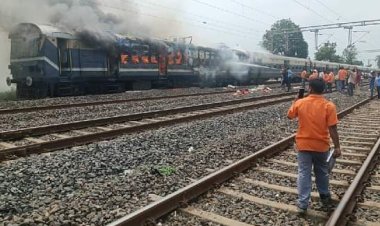 BIG BREAKING : रतलाम का रेलवे स्टेशन,ओर यात्री ट्रैन में भीषण आग,मोके पर अफरा तफरी का माहौल,वरिष्ठ अधिकारी जायजा लेने पहुंचे,पढ़े ये खबर