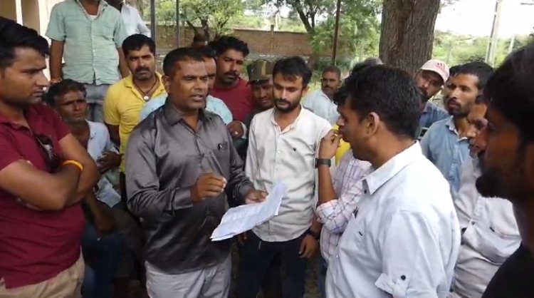 NEWS: ग्रामीणों ने किया पिपलियामंडी विधुत मंडल का घेराव, नारेबाजी की गूंज पहुंची अधिकारियों तक, समझाइश और आश्वासन के बाद मामला शांत, की ये बड़ी मांग, पढ़े खबर