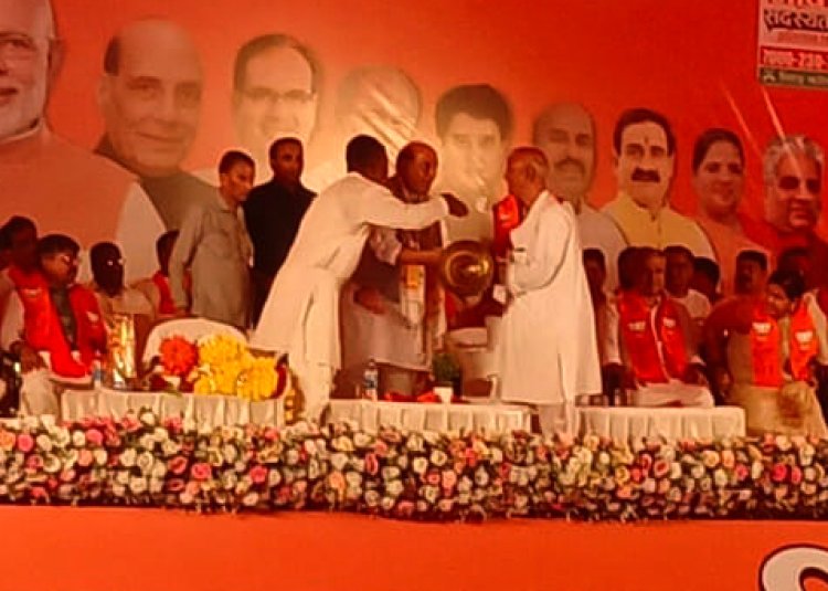 BIG NEWS: भारत के रक्षामंत्री राजनाथ सिंह और CM शिवराज का नीमच दौरा, मंच पर पहुंचे मीसाबंदी शर्मा, और भेंट किया ये शक्तिशाली हथियार, क्या बह्रमास्त्र की तर्ज पर होगा उपयोगी...! पढ़े खबर