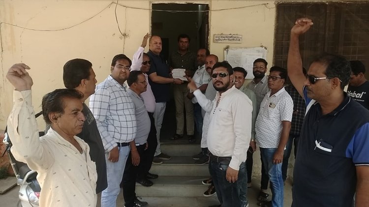 NEWS: प्रदेश की मंडियों में अनिश्चितकालीन हड़ताल, मनासा में व्यापारी संघ ने सौंपा ज्ञापन, की ये बड़ी मांग, पढ़े खबर
