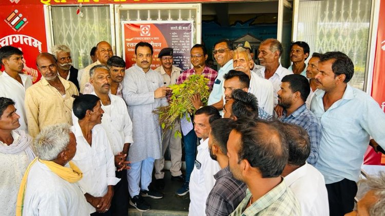 BIG NEWS: कांग्रेस नेता तरूण बाहेती का नेतृत्व, और जिला कलेक्टोरेट कार्यालय में प्रदर्शन, किसानों ने प्रशासन को सौंपी फसलें, सर्वे कर मुआवजा देने की मांग, पढ़े खबर