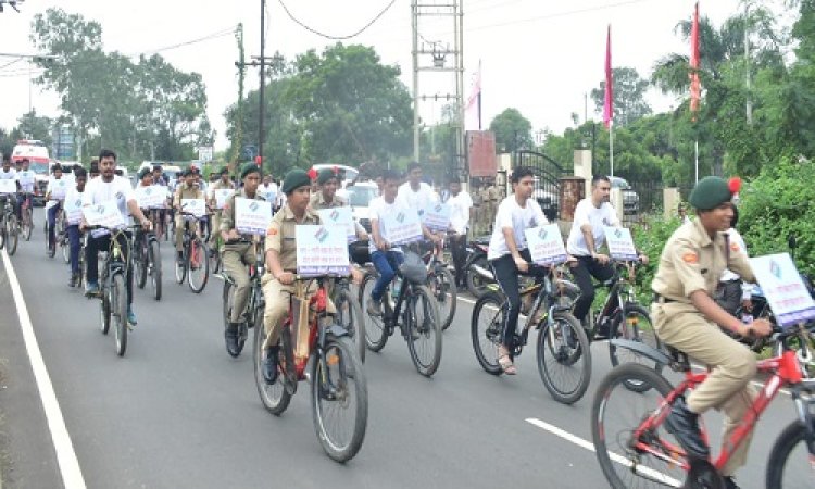 NEWS: मंदसौर में जिला प्रशासन ने निकाली जागरूकता साइकिल रैली, कलेक्टर-एसपी सहित कई अधिकारी रहें मौजूद, दिया ये संदेश, पढ़े ये खबर