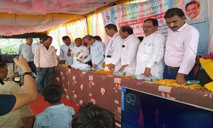 NEWS: मुख्यमंत्री चरण पादुका योजना, ग्राम जाट में तेंदुपत्ता हितग्राही सम्मलेन संपन्न, कैबिनेट मंत्री सखलेचा ने वितरित की सामग्री, पढ़े खबर