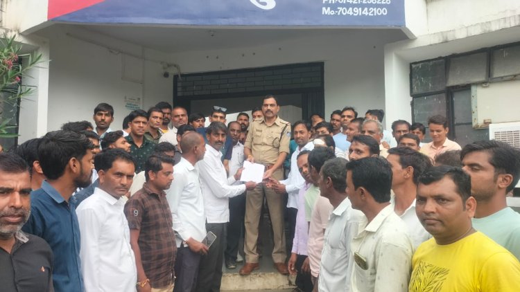 BIG NEWS: व्यापारी पर जानलेवा हमले के बाद लूट, आरोपी भी गिरफ्तार, अब कड़ी कार्यवाही की उठी मांग, ग्रामीण पहुंचे रामपुरा थाने, सौंपा ज्ञापन, क्या है पूरी घटना, पढ़े रुपेश सारू की ये खबर