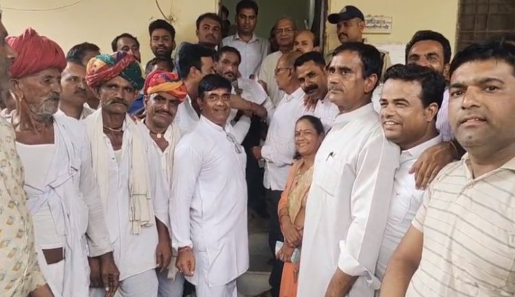 NEWS: रावलीकुड़ी घटनाक्रम ने फिर पकड़ा तूल, सर्व समाज के लोग उतरे सड़कों पर, जनपद पंचायत के सामने दिया धरना, SDM कार्यालय पहुंच सौंपा ज्ञापन, पढ़े खबर