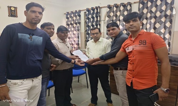 NEWS: सरकार का एक पक्षीय आदेश बना मुसीबत, जो पहुंचा अनिश्चितकाल हड़ताल तक, बुधवार से जिले सहित प्रदेश भर के सभी लोकसेवा केंद्र रहेंगे बंद, जानिए क्या है पूरा मामला...! पढ़े ये खबर