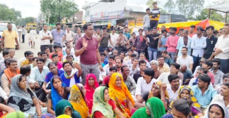 BIG NEWS: मुख्य चौराहे पर लड़ाई तो इनकी, पर राह चलती महिला की गई जान, आक्रोशित समाजजनों का कुकड़ेश्वर में चक्काजाम, प्रशानिक-पुलिस अधिकारी पहुंचे मौके पर, क्या हो गया मामला शांत...! पढ़े ये खबर