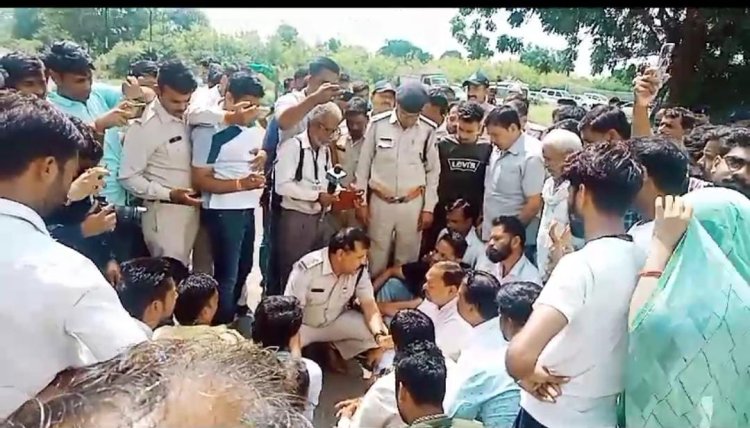 BIG BREAKING: सरवानिया चौकी के बाहर परिजनों और समाजजनों का प्रदर्शन, इनके खिलाफ हो रही जमकर नारेबाजी, मामला टुकड़ों में मिली युवक की लाश से जुड़ा, पढ़े खबर