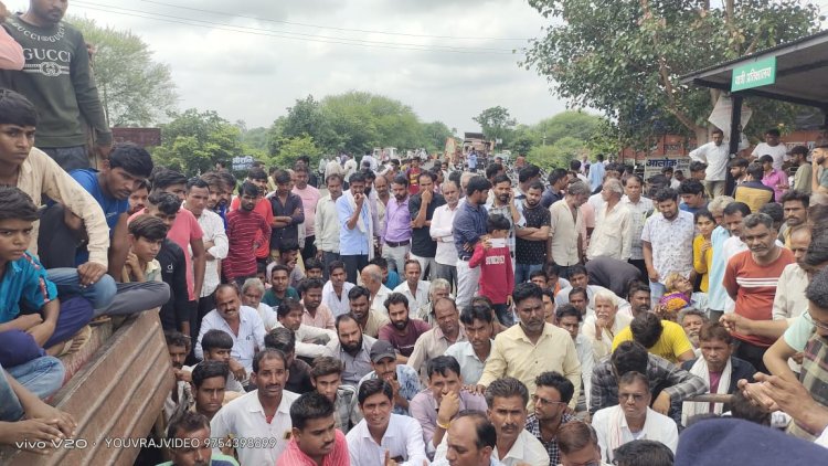 BIG NEWS: मनासा-मदंसौर रोड़ पर सड़क हादसा, युवक की मौत के बाद परिजनों में आक्रोश, सुबह होते ही चक्काजाम, इस आश्वासन के बाद मामला शांत, पढ़े मनीष जोलान्या की खबर