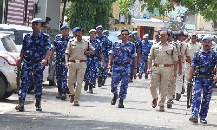 NEWS: मंदसौर जिले में रेपिड एक्शन फोर्स, पिपलियामंडी में निकाला फ्लैग मार्च, तनाव और दंगे जैसी स्थित में संभालती है मोर्चा, ये है खासियत, पढ़े खबर