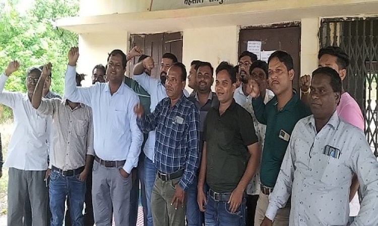 NEWS: पटवारी संघ की हड़ताल जारी, रामपुरा में कार्यालय पर प्रदर्शन, सरकार से मांगो को पूरा करने की गुहार, पढ़े ये खबर