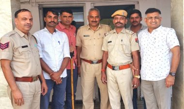 BIG NEWS: कार पर लिखा पुलिस, और पहनी वर्दी, फिर ये फर्जी अफसर करता लोगों से धोखाधड़ी, जब उदयपुर पुलिस तक पहुंची शिकायत, तो लिया बड़ा एक्शन, आरोपी देवराज सिंह गिरफ्तार, पढ़े खबर