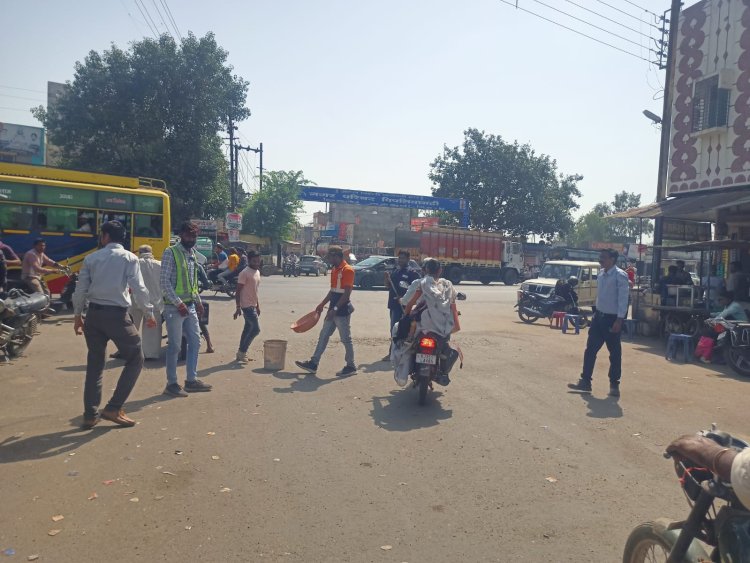 NEWS : स्वछता पखवाड़े में पिपलिया मंडी टोल भी पीछे नहीं,अधिकारी सहित कर्मचारी उतरे सड़को पर,हाथो में थामा झाड़ू ,और फिर दिया ये बड़ा सन्देश,पढ़े ये खबर