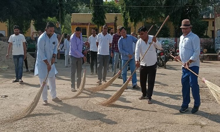 NEWS: ब्लॉक कांग्रेस कमेटी जीरन द्वारा मनाई राष्ट्रपिता महात्मा गांधी व पूर्व प्रधानमंत्री लाल बहादुर शास्त्री की जयंती, प्रतिमा पर किया माल्यार्पण, चलाया स्वच्छता अभियान, पढ़े खबर