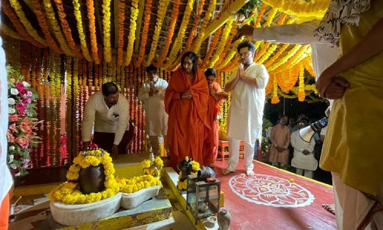 NEWS: श्री शिवशक्ति आश्रम पहुंची साध्वी ऋतुंभराजी, कमलानंद गिरीजी महाराज की समाधि पर अर्पित किए पुष्प, पढ़े खबर