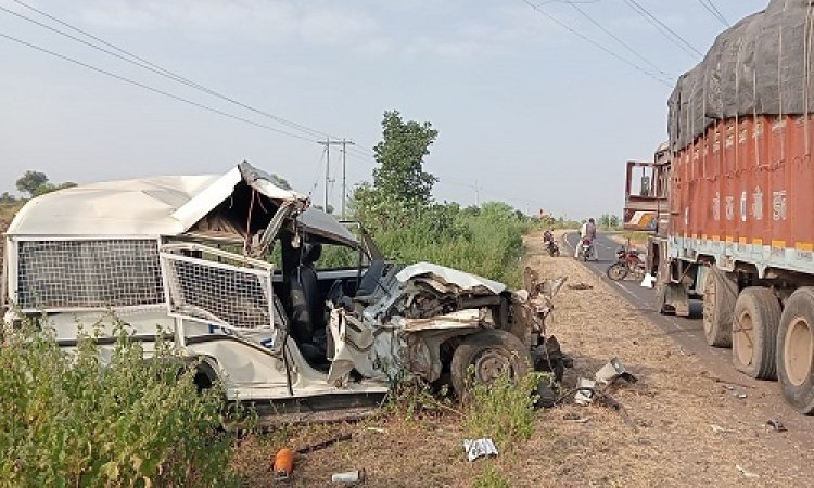BIG BREAKING: देर रात गस्त करती थाना मोबाइल, बसई घाटी पहुंचते ही हुआ भीषण हादसा, चकनाचूर हो गया पुलिस का वाहन, चालक की दर्दनाक मौत, तो टीआई सहित ये सभी घायल, घटना शामगढ़ की, पढ़े कैलाश विश्वकर्मा की खबर