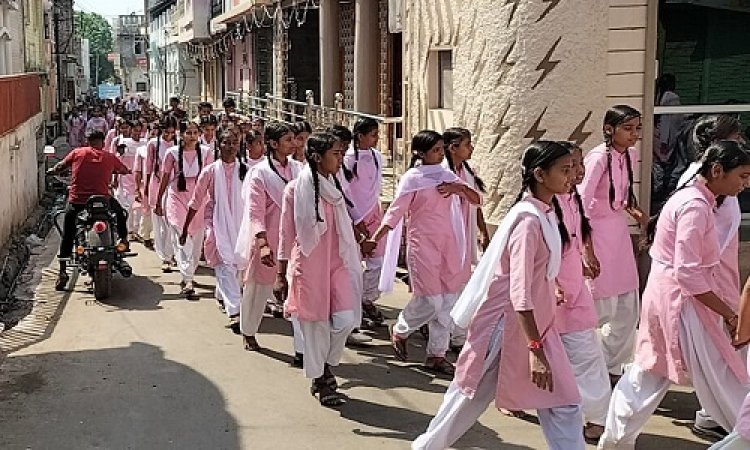 NEWS: मतदाता जागरूकता अभियान, रामपुरा नगर में छात्र-छात्राओं ने निकाली रैली, सारे काम छोड़ दो-सबसे पहले वोट दो... का दिया संदेश, पढ़े रुपेश सारू की खबर