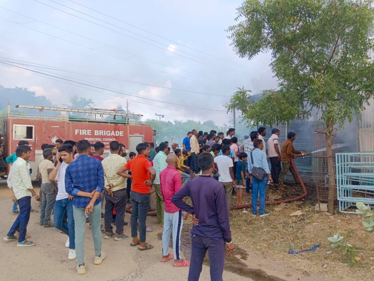 BIG BREAKING : नीमच उपनगर ग्वालटोली में लगी भीषण आग,इस बड़े गोदाम का माल जलकर खाख ,मोके पर आग बुझाने के प्रयास,पढ़े ये खबर