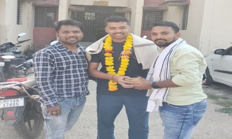 NEWS: नीमच में पदस्थ पुलिसकर्मी के बेटे ने जब किया ये काम, तो युवाओं ने शॉल-श्रीफल से किया सम्मान, पेश की अनूठी मिसाल, पढ़े खबर