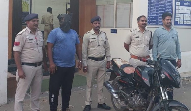 BIG NEWS: बाइक में बनाई खुफिया जगह, और स्मगलिंग पर निकला तस्कर, पर बीच रास्ते में मिली सीतामऊ पुलिस, फिर तलाशी में निकला काला सोना, नाहरगढ़ क्षेत्र का युवक गिरफ्तार, अब इसे ढूंढ रही खाकी, पढ़े खबर