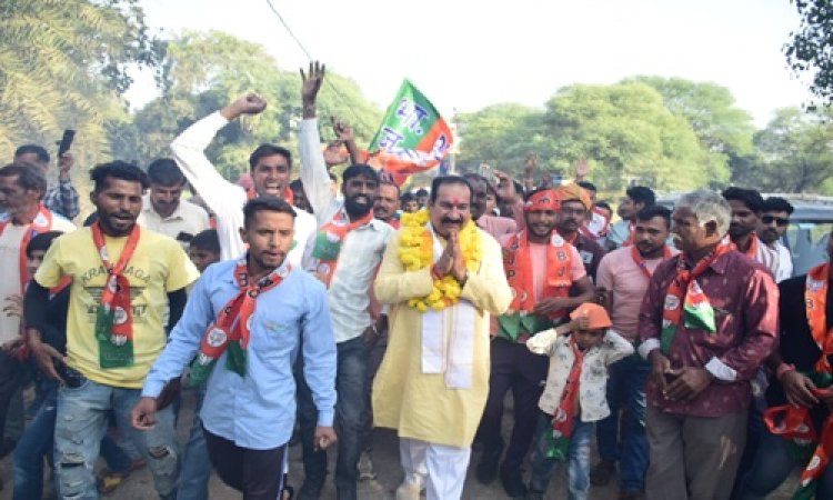 PUBLIC RELATIONS- उत्तर मंडल में बापू का तूफानी जनसम्पर्क, क्षेत्रवासियों ने फूल-मालाओं से किया स्वागत, विधायक परिहार बोले- विजय श्री दिलाकर लहराएंगे BJP का परचम, सोमवार को इन गावों में जनता से होंगे रूबरू, पढ़े खबर