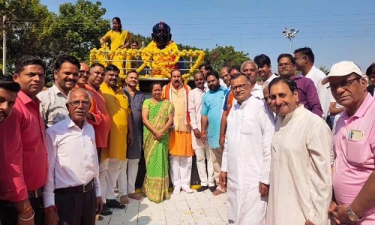 NEWS: लौह पुरुष सरदार वल्लभ भाई पटेल की जयंती, भाजपा उम्मीदवार दिलीप सिंह परिहार ने प्रतिमा पर किया माल्यार्पण, पार्टी के ये कार्यकर्ता भी रहें मौजूद, पढ़े खबर