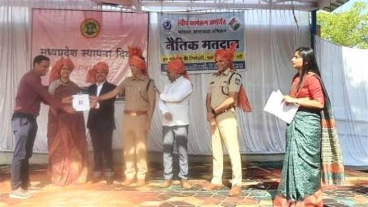 BIG NEWS: अधिकारी-कर्मचारियों को प्रोत्‍साहित करने का उद्देश्य, जिला कलेक्‍टर जैन ने किया सम्मानित, इन्हें मिला बेस्‍ट एम्‍पलाई ऑफ दी मंथ पुरस्‍कार, पढ़े खबर