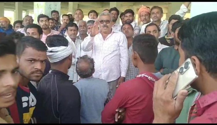 BIG NEWS : नीमच कृषि उपज मंडी में किसानो का हंगामा,लहसुन की नीलामी रोकी,मामला व्यापारियों के बीच रास्ते पड़े माल का,जो बन रहा परेशानियों का सबब,पर नहीं ले रहा कोई सुध,पढ़े ये खबर