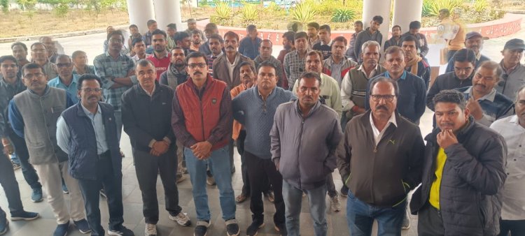NEWS : शहडोल के प्रसन्न सिंह की हत्या पर, मंदसौर पटवारी संघ में आक्रोश, आंदोलन करने पर होंगे विवश,  हाईकोर्ट पर करी ये मांगे, पढ़े खबर