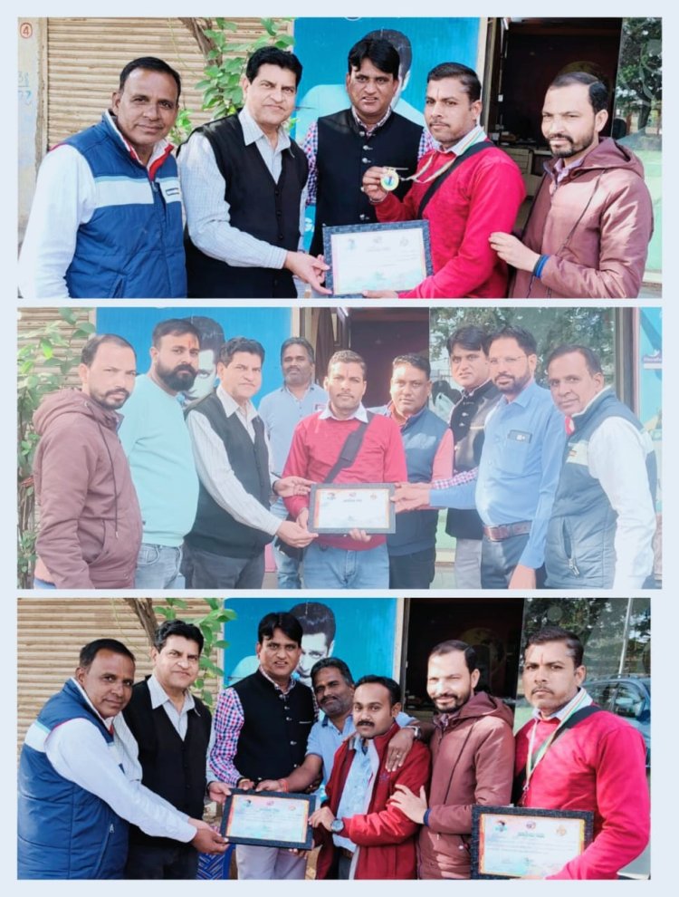 NEWS: श्रेष्ठ पत्रकारिता प्रतियोगिता, संदीप शर्मा और विकास राव शिन्दे सम्मानित, वरिष्ठ पत्रकार व नीमच जिला प्रेस क्लब अध्यक्ष सहित ये रहें मौजूद, पढ़े खबर