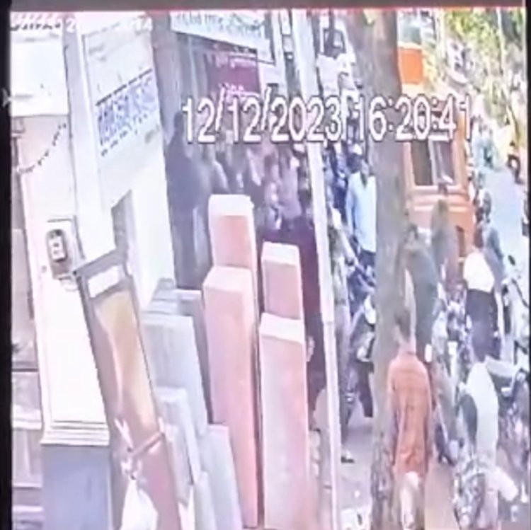 BIG NEWS: पूर्व नीमच नगर पालिका अध्यक्ष और ज्वेलरी संचालक के बीच विवाद, मामला दीवार तोड़ने का, हुई यूं मारपीट, कैंट थामे पहुंचा मामला, पढ़े खबर