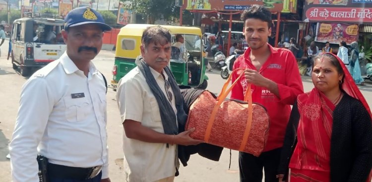 NEWS: ऑटो में छूटा ये बेशकीमती सामान, तो यात्रियों खाकी से मांगी मदद, फिर चंद घंटों में पुलिस ने किया कमाल, अब हर कोई कर रहा वाह-वाह, क्या है पूरा मामला...! पढ़े खबर