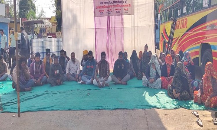 BIG NEWS: वेतन नहीं मिला, तो सफाई कर्मचारियों में आक्रोश, काम किया बंद, और बैठ गए अनिश्चितकालीन हड़ताल पर, ये 10 सूत्रीय मांगे, क्या बोले जिम्मेदार अधिकारी...! पढ़े ये खबर