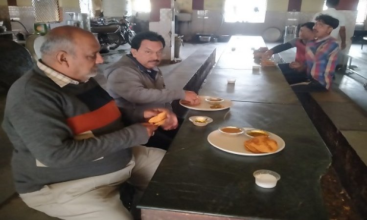 NEWS: सचिव उमेश बसेड़िया निकले मंडी निरिक्षण पर, भोजनालय भी पहुंचे, किसानों के साथ बैठक किया भोजन, फिर संचालक से बातचीत, कहीं ये बात, पढ़े महेंद्र अहीर की खबर