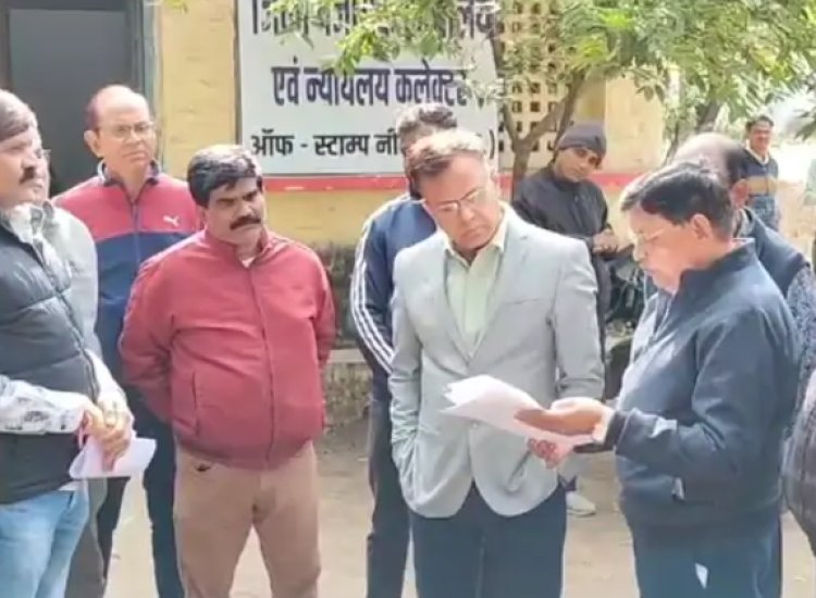 BIG NEWS: जिला पंजीयन कार्यालय पहुंचे DIG, व्यवस्थाओं का लिया जायजा, तो इन्होंने भी उप महानिरीक्षक से की मुलाकात, नीमच की प्रॉपर्टियों को लेकर कहीं ये बात, पढ़े खबर