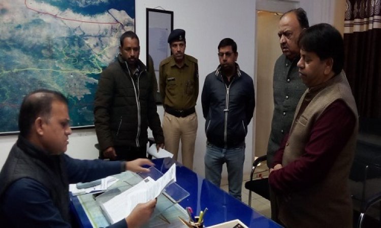 BIG NEWS: नीमच में बगीचे की जमीन पर इनकी नजर, इन्हें कब्जे की चाह, तो बनाया ये प्लान, रहवासियों के नाम झूटी रिपोर्ट भी, अब बात पहुंची पुलिस अधिकारियों तक, कॉलोनीवासियों ने सौपा ज्ञापन, कार्यवाही की मांग, पढ़े ये खबर
