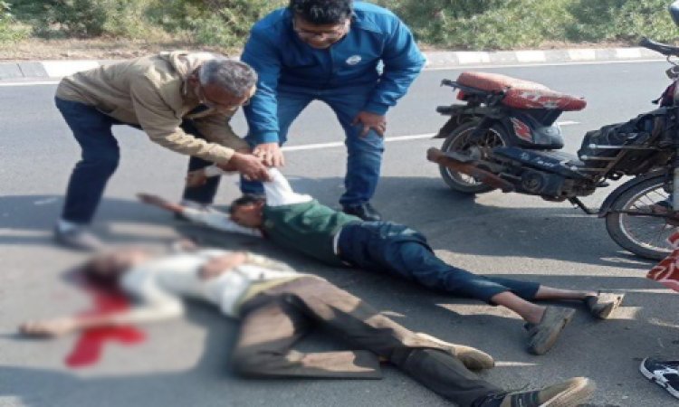 BIG BREAKING: डूंगलावदा चौराहे पर मोपेड सवार दो व्यक्ति, अचानक मौत बनकर आया ये वाहन, और मारी जोरदार टक्कर, एक की मौके पर मौत, तो दुसरा भी गंभीर घायल, दोनों नीमच क्षेत्र के निवासी, अब कैंट पुलिस कर रही जांच, पढ़े ये खबर