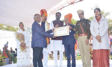 NEWS : नार्कोटिक्स प्रकरणों में उत्कृष्ट, नीमच में सुशिल ऐरन हुए सम्मानित, कलेक्टर सहित विधायक ने दिया प्रशस्ति-पत्र, आखिर क्या रिकॉर्ड बनाया, पढ़े इस खबर में
