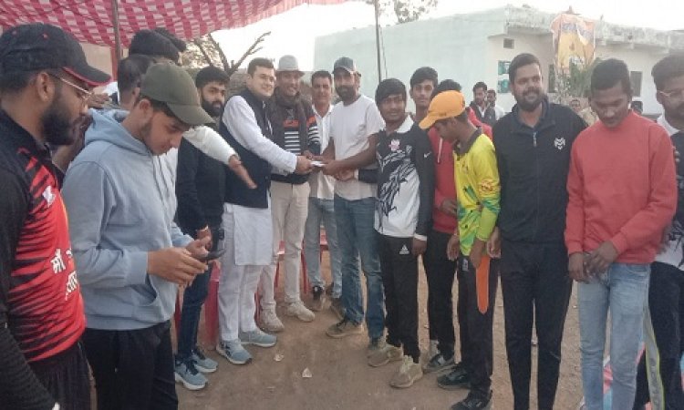 NEWS: हरवार में अंतर राज्यीय क्रिकेट टूर्नामेंट का समापन, समाजसेवी प्रभुत्व भारद्वाज ने किएं पुरस्कार वितरण, पढ़े खबर
