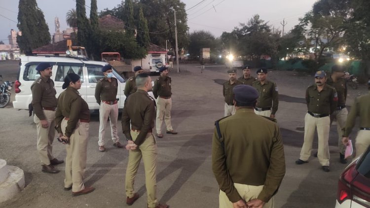 NEWS : मंदसौर SP ने किया इस थाने का आकस्मिक निरीक्षण, दिए जरुरी दिशा निर्देश, तो सुरक्षा बल से चर्चा भी, कानून व्यवस्था पर खास ध्यान, पढ़े खबर