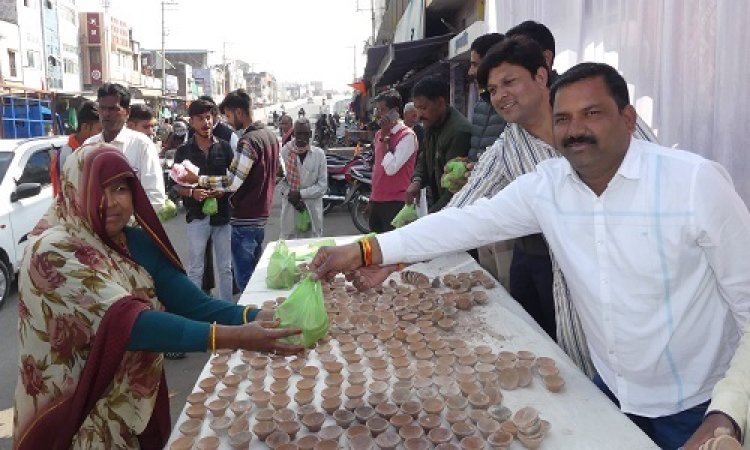 NEWS: भगवान श्रीराम की प्राण-प्रतिष्ठा, समाजसेवी मालवीया ने वितरण किएं एक लाख दीपक, पढ़े खबर