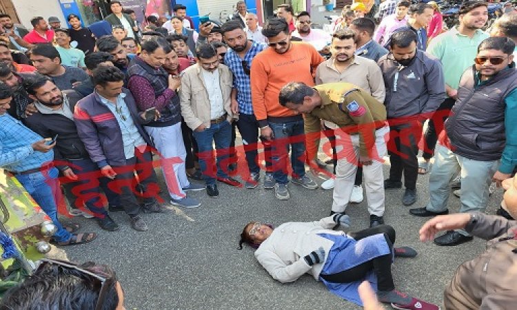 BIG BREAKING: नीमच के SBI बैंक के बाहर महिला ने किया हंगामा, पहले चिल्ला-चोट, फिर लेट गई रोड़ पर, लगा लंबा जाम, कैंट पुलिस भी मौके पर, आखिर यहां क्यों हुआ हाईवोल्टेज ड्रामा, पढ़े ये खबर