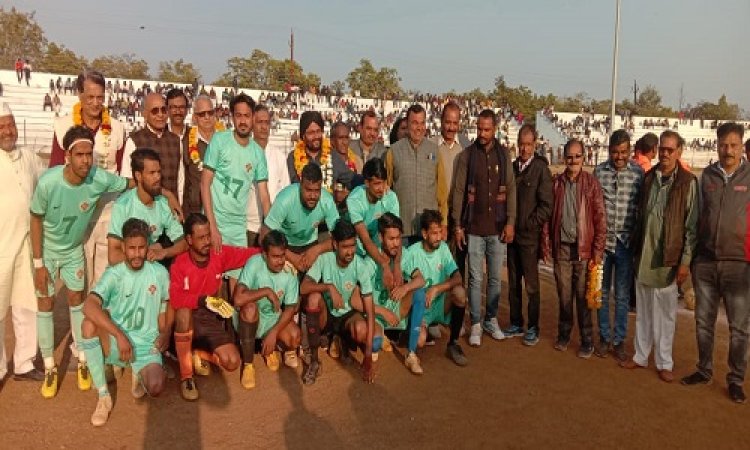 NEWS: गणतंत्र दिवस फुटबाल स्पर्धा, अहीर युनिवर्सल पहुंची फायनल में, तो नीमच कैंट का सैमीफायनल में प्रवेश, आज इनके बीच कड़ा मुकाबला, पढ़े खबर