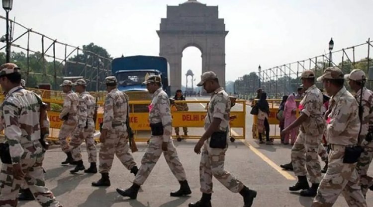 REPUBLIC DAY : बॉर्डर सील, जमीन से आसमान तक पैनी नजर, जगह-जगह कमांडो तैनात, जैकेट-जूतों की भी जांच, तो ये चीजे प्रतिबंधित, गणतंत्र दिवस पर राजधानी दिल्ली में कड़ी सुरक्षा, क्या इस कांड से लिया सबक...! पढ़े खबर