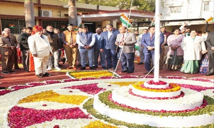NEWS: गणतंत्र दिवस, जिला न्यायालय में प्रिंसिपल डीजे मा. सुशांत हुद्दार ने किया ध्वजारोहण, तिरंगे को दी सलामी, पढ़े खबर