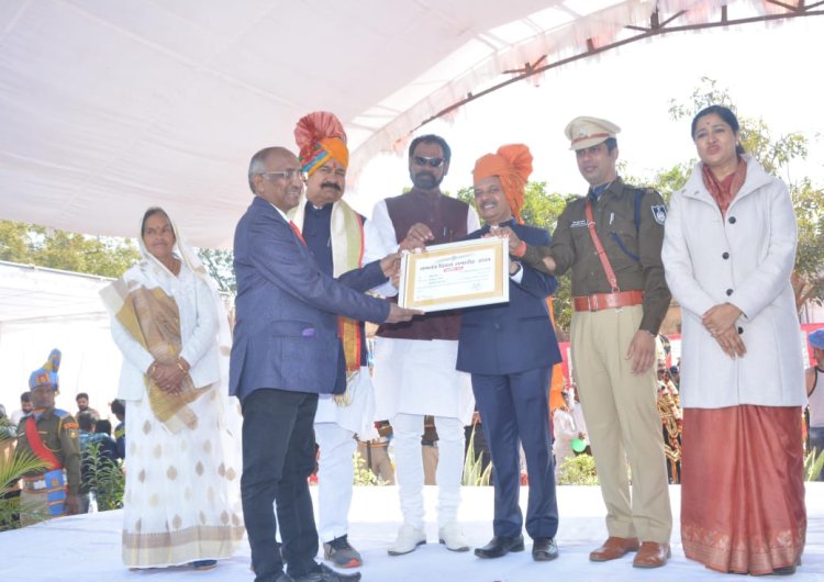 NEWS : नार्कोटिक्स प्रकरणों में उत्कृष्ट, नीमच में सुशिल ऐरन हुए सम्मानित, कलेक्टर सहित विधायक ने दिया प्रशस्ति-पत्र, आखिर क्या रिकॉर्ड बनाया, पढ़े इस खबर में
